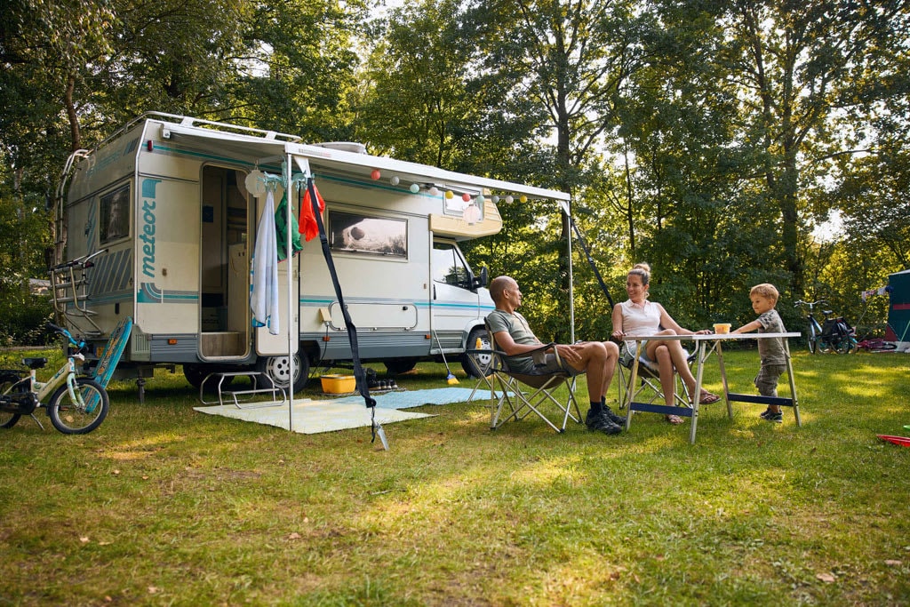 vooraanzicht-luxe-kampeerplaats-xl-camper-luif