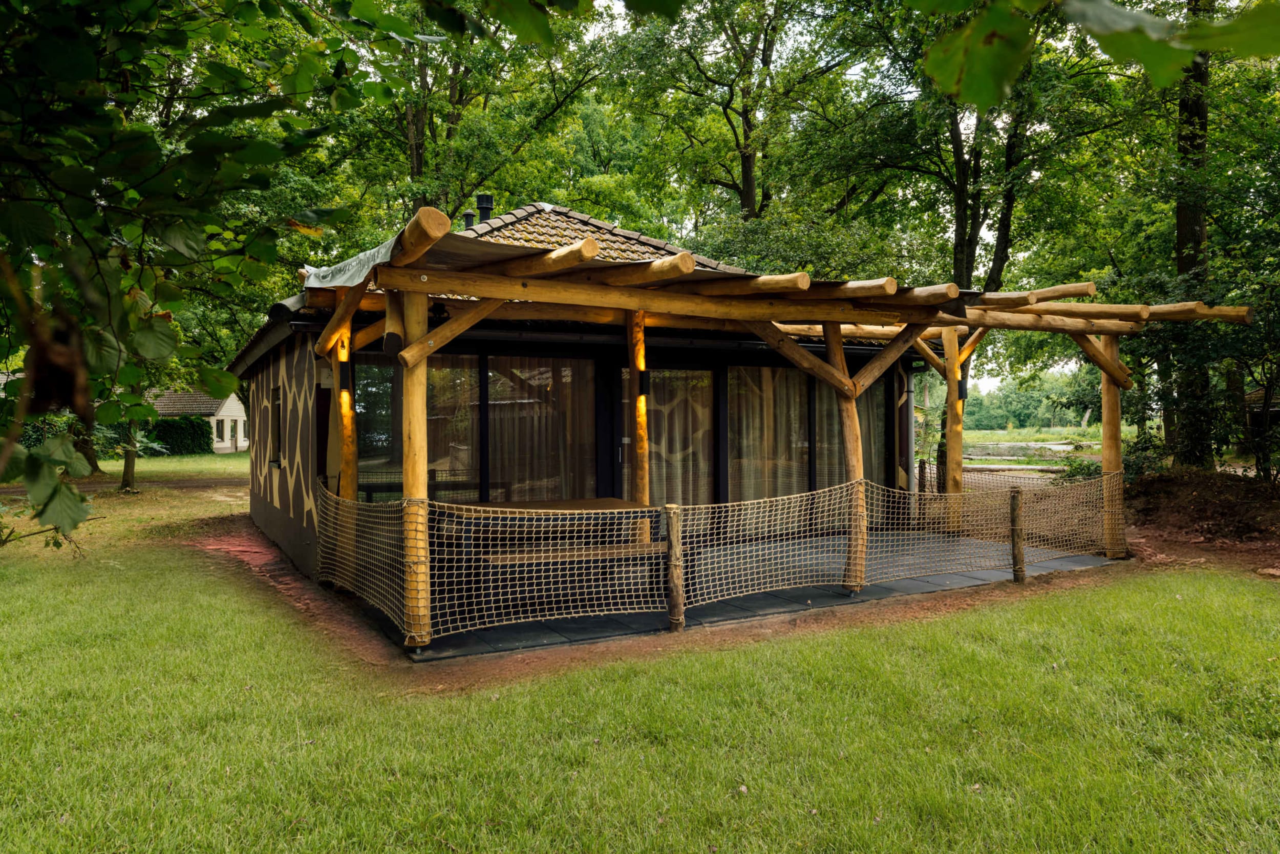 kidsjungalow-restyled-terras-lake-resort-beeks