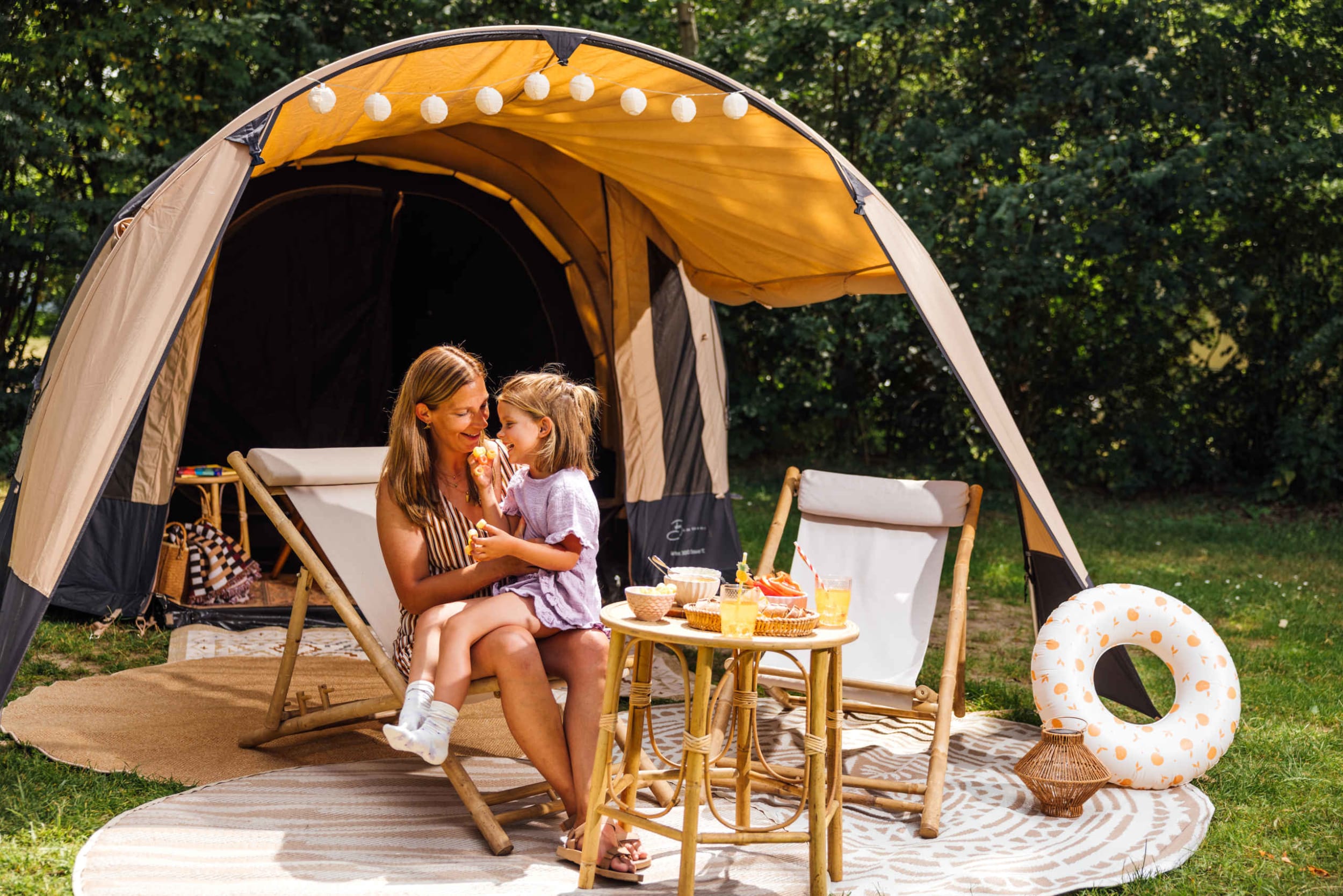 camping-vrouw-dochter-tent-camping-lake-resort-beekse-bergen