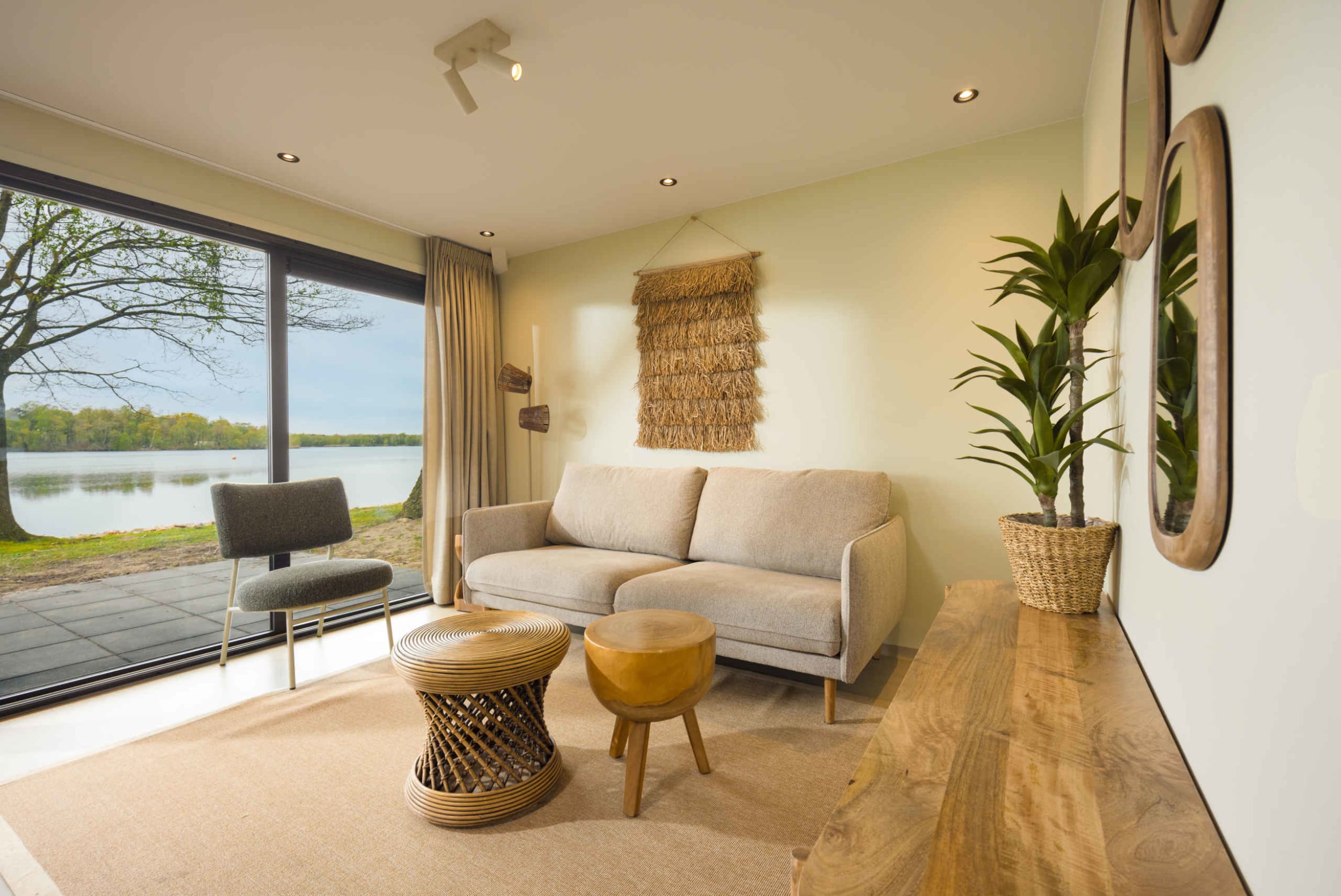 forest-jungalow-vernieuwd-indeling-woonkamer-4-personen-lake-resort-beekse-bergen