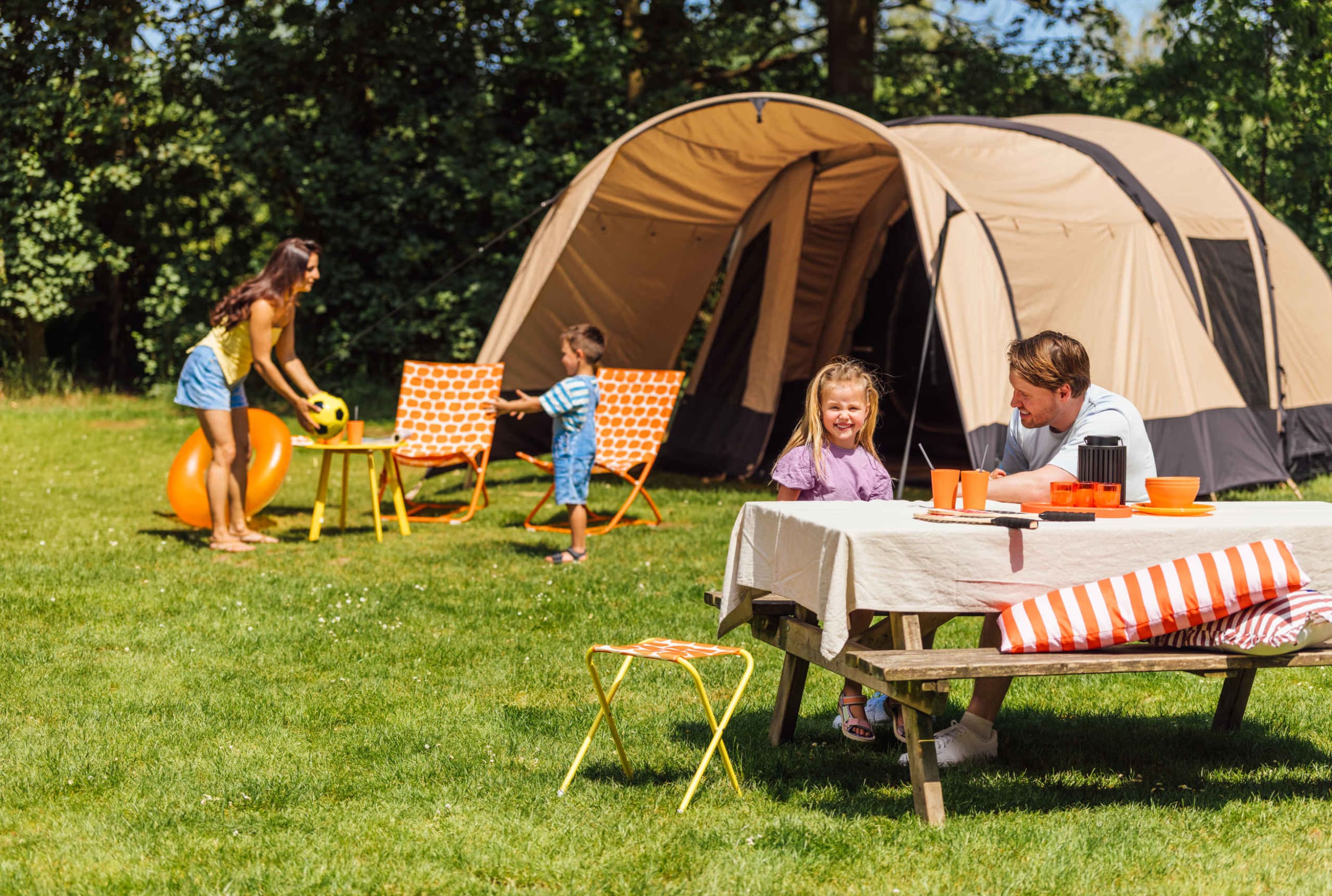 kamperen-kinderen-picknick-lake-resort-beekse-bergen